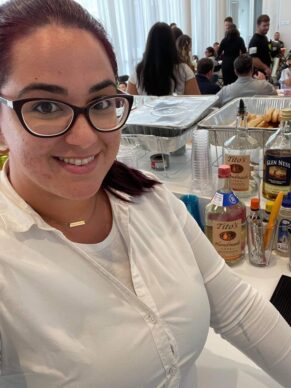 Graduado de la Escuela de Coctelería Estella Valle trabajando y ganando dinero