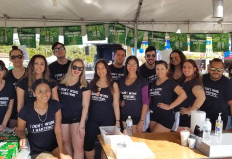 Bartenders graduados posando juntos antes del Festival de la Calle Ocho.