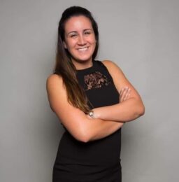 Graduado de la Escuela de Coctelería en Hollywood, Fl