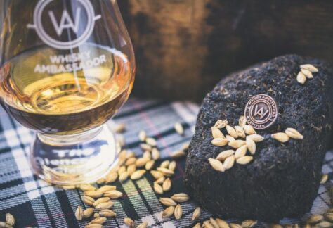 Un curso de certificación de whisky dirigido por Isaac Ergas, quien es embajador certificado del whisky en Escocia.