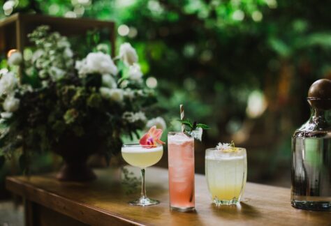 cócteles en el bar, bebidas