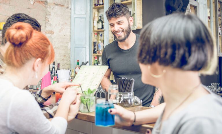 La coctelería como un trabajo secundario a tiempo completo o parcial