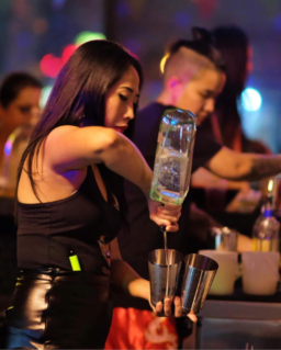 Chutimon M, camarero en Kuro Hardrock Hollywood, Fl