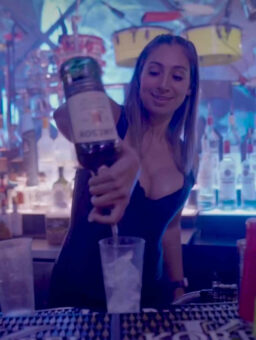 Graduada de la escuela de coctelería Yesenia trabajando en Martini Bar en Doral, Fl