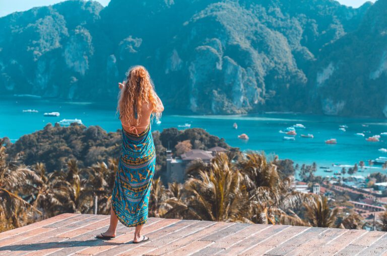 Ilustrando la libertad y la aventura de viajar por el mundo a través de la coctelería.