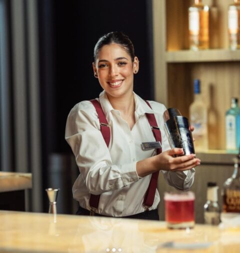Claudia Ordaz trabajando en Casino Lounge