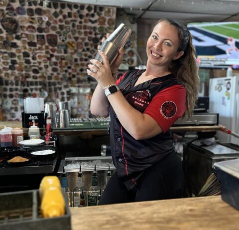 Una camarera, Chelsea Miller, en Patches Pub en Panama City Beach, se centró en mezclar bebidas detrás de la barra.