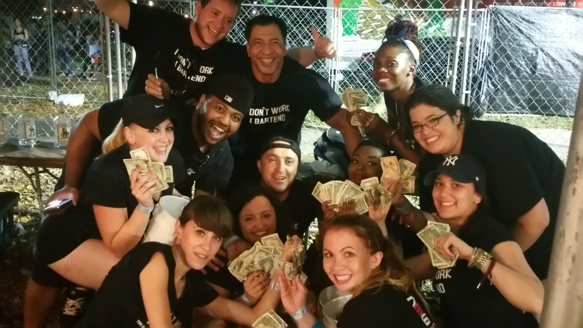 786-Estudiantes de Bartend contando sus propinas después de asistir a un evento