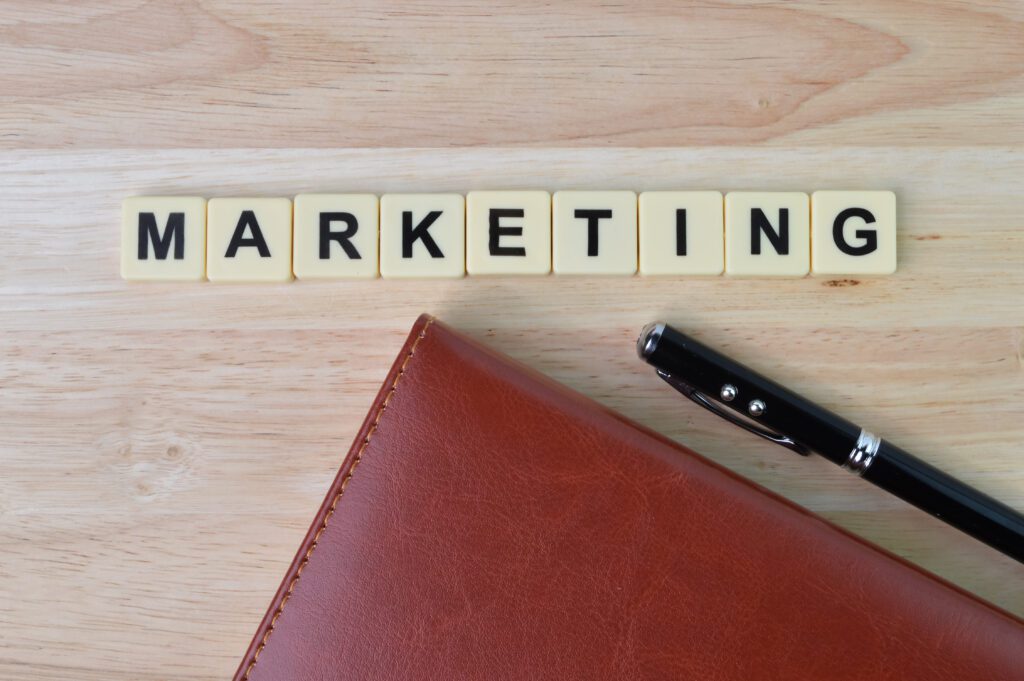 Revolución del Marketing 4.0: La Sorprendente Integración Offline y Online 3 Square letters with text MARKETING over wooden background