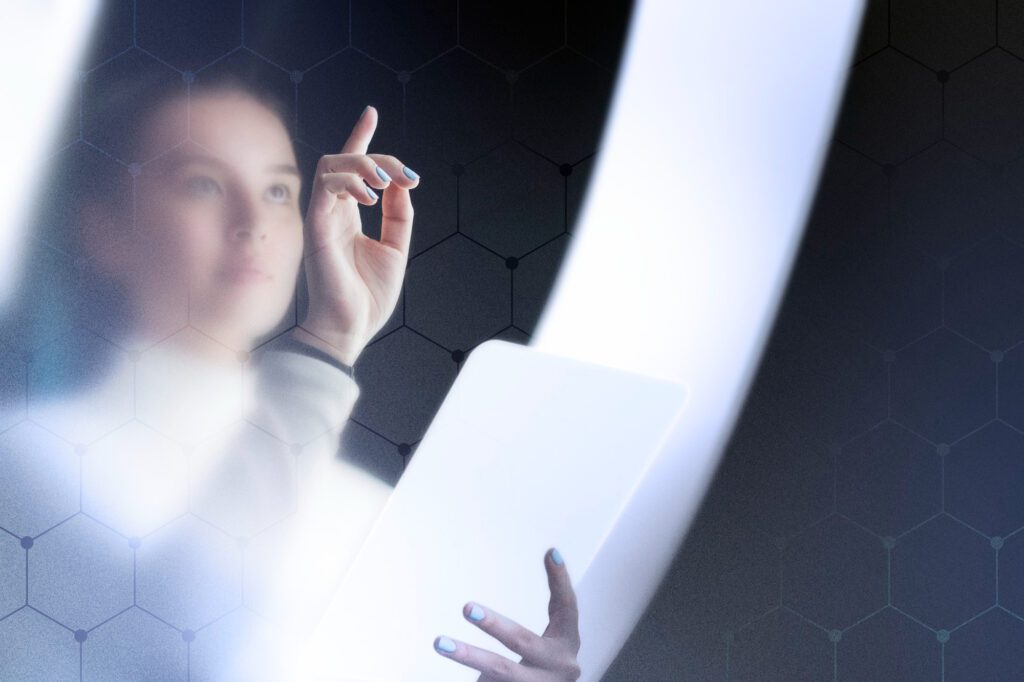 Herramientas de inteligencia artificial para marketing digital 3 Large transparent presentation screen in a research center