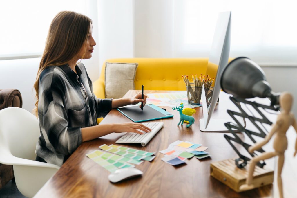 Proveedor integral de marketing y branding: la clave para crecer en el entorno digital 3 Vista lateral de dissenyadora gràfica