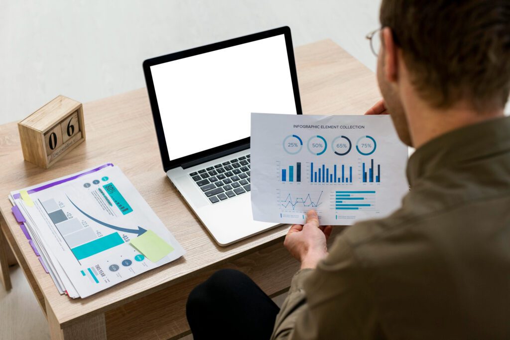 Métricas clave de marketing digital para demostrar el ROI 3 Home treballant amb infografies en interiors