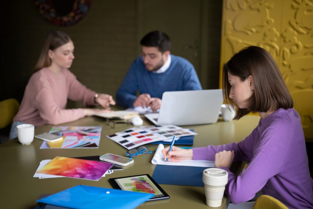 Branding y marketing digital: cómo combinarlos para potenciar tu marca 3 Medium shot people working at the desk