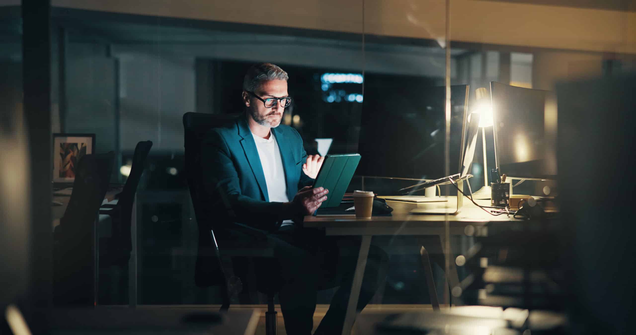 Ein Mann, sitzt an, das von