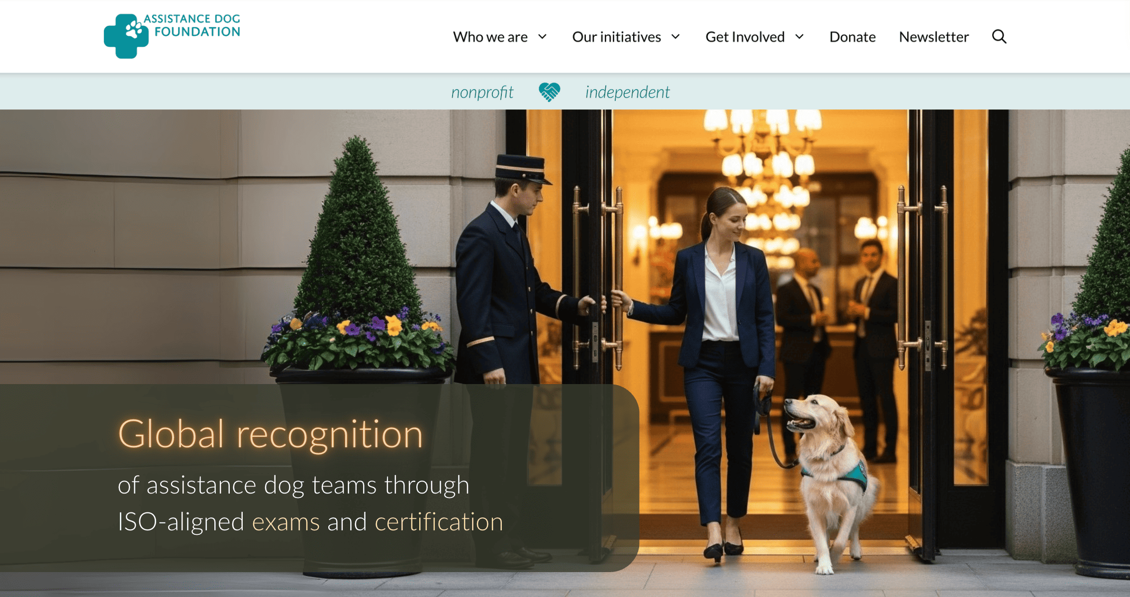 Gut ausgebildet  Assistenzhund  Tür für  Halter  am Hoteleingang zu öffnen.