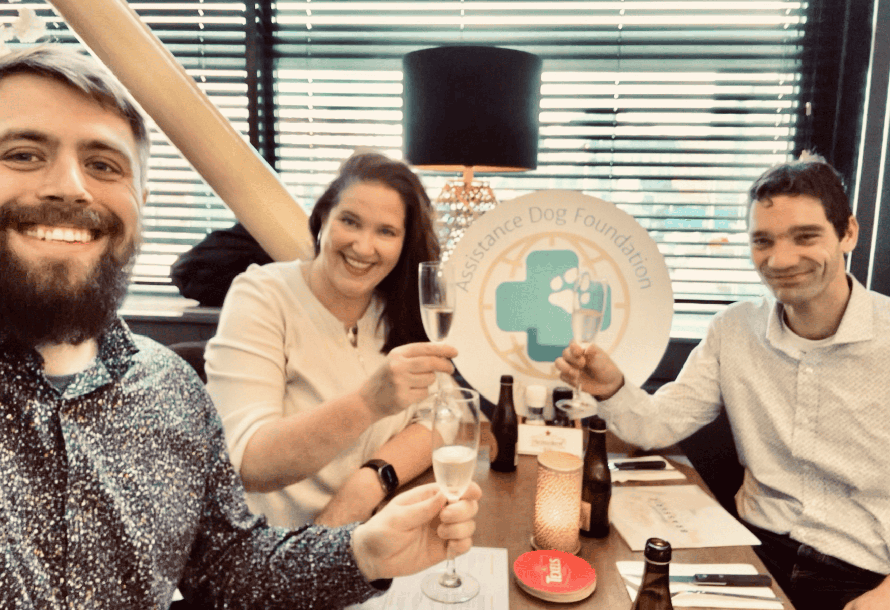 Drei Gründer von  Assistenzhund Foundation  feiern am Tag der Gründung.