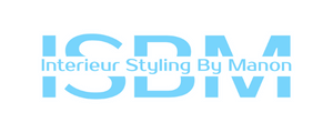 Logo mit dem Text "Interior Styling By Manon" in Blau, abgekürzt als "ISBM" im Hintergrund, ideal für ein anspruchsvolles Küchen- und Badgeschäft.