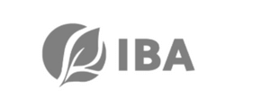 Einfarbiges Logo mit stilisierten Blättern in einem Kreis und dem Akronym "IBA" in Fettdruck, ideal für das Branding von Küchen- oder Badezimmergeschäften.