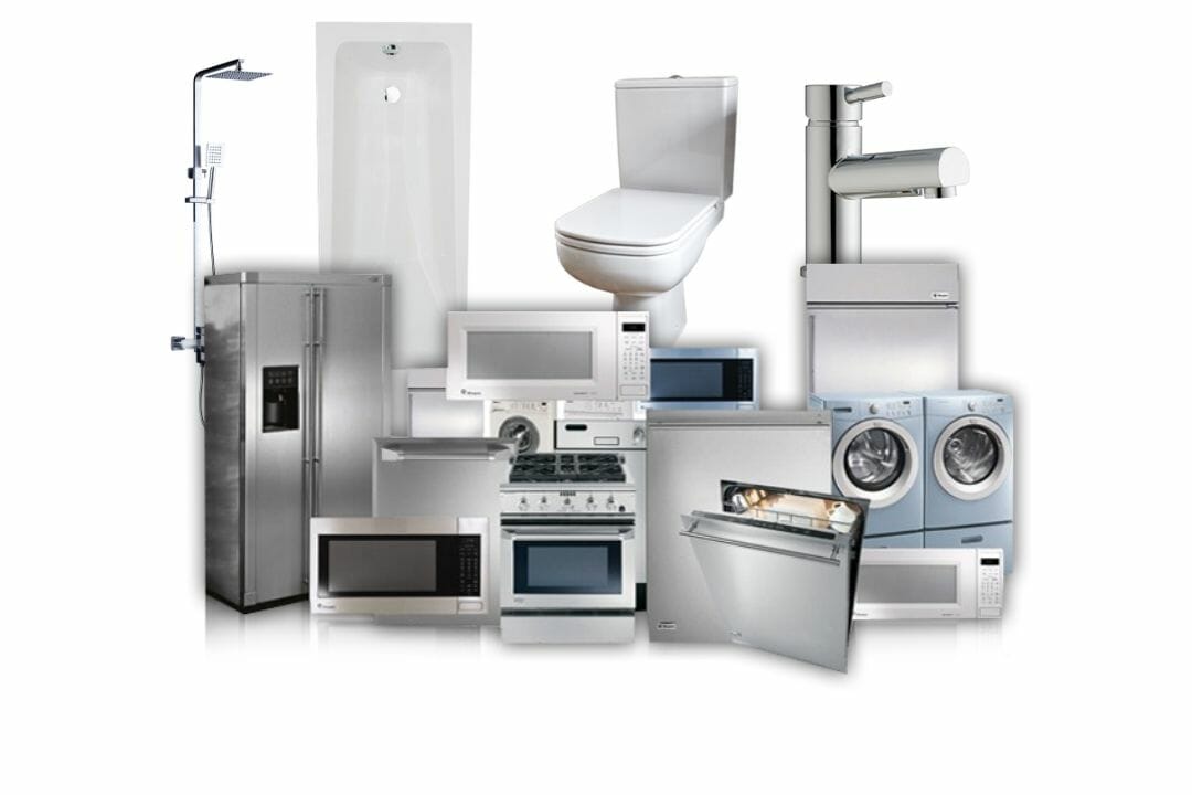 Eine Gruppe von Haushaltsgeräten und Einrichtungsgegenständen: Kühlschrank, Backofen, Mikrowelle, Waschmaschine, Trockner, Geschirrspüler, Spülbeckenarmatur, WC und Duschsystem.