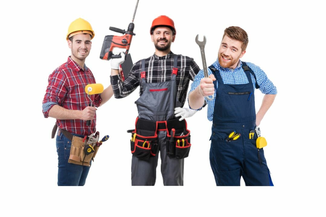 Drei Männer in Baukleidung, mit Farbrolle, Bohrer und Schraubenschlüssel tragen Schutzkleidung für die Arbeit in einem örtlichen Küchengeschäft.