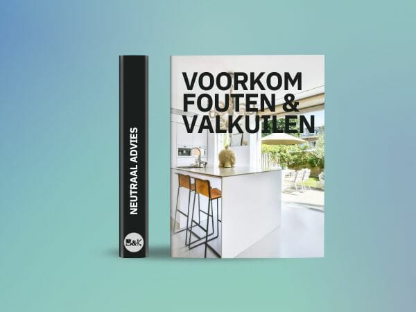 Ein Buch mit einem weißen Kücheneinband mit dem Titel "PREVENT ERRORS & PITFALLS" neben einem schwarzen Buchrücken mit dem Text "NEUTRAL ADVICE" auf blau-grünem Hintergrund, der an Auslagen in Küchengeschäften erinnert.