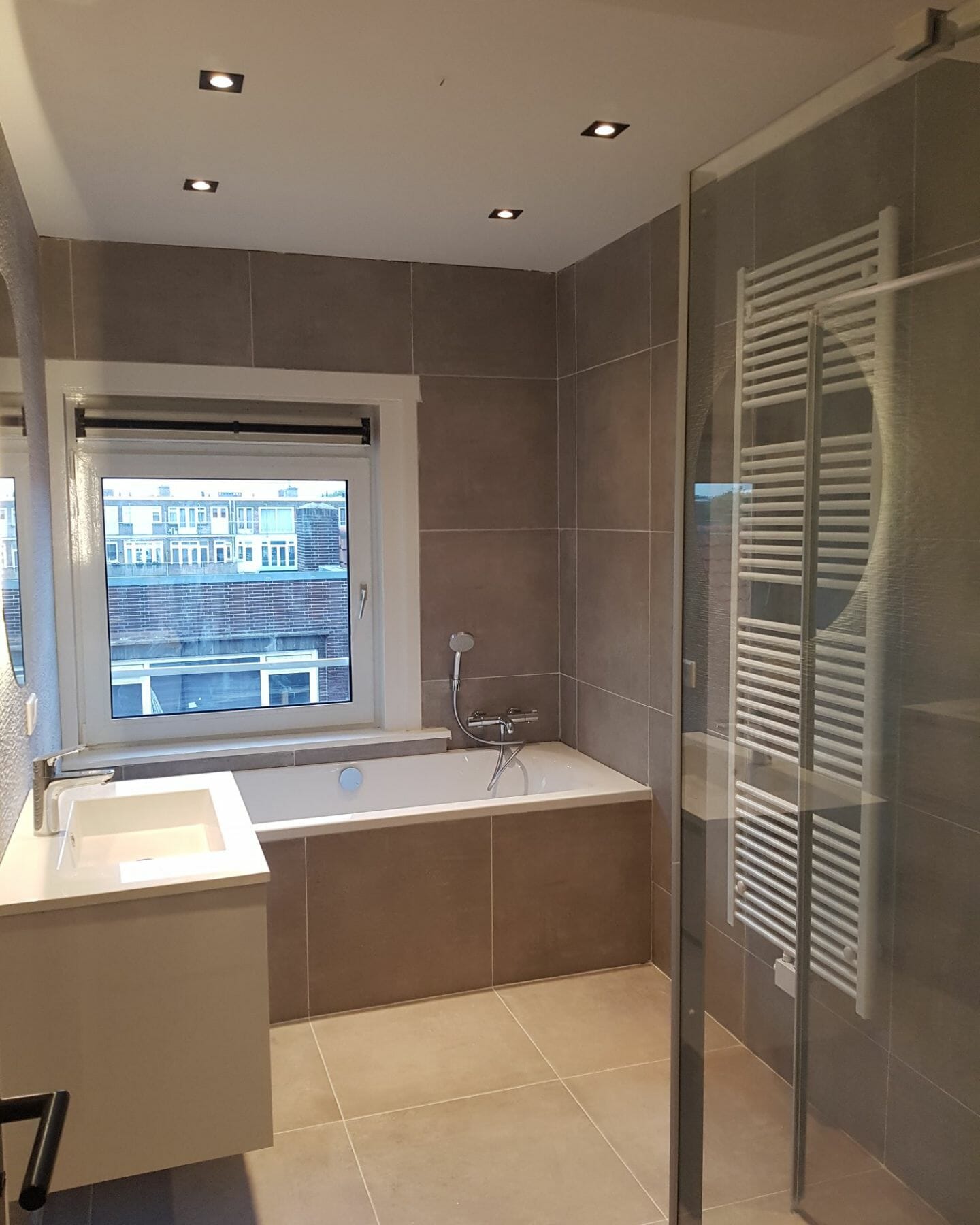 Installation von Badewanne und Waschbecken für ein neu renoviertes Badezimmer