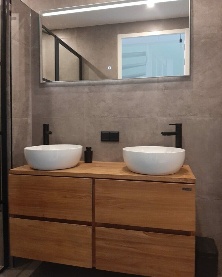 Wood touch and double sink finish for a bathroom