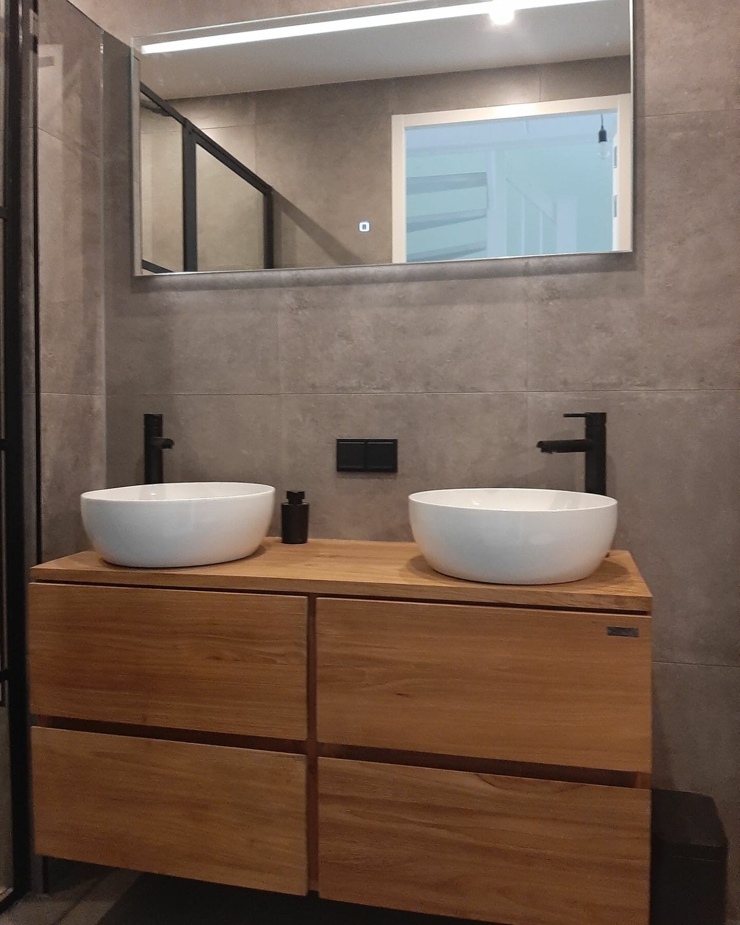 Holzoptik und Doppelwaschbecken für ein Badezimmer