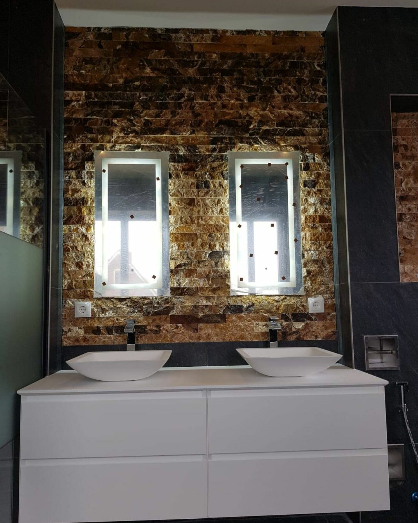 Doppelwaschbecken für ein neu gestaltetes Badezimmer