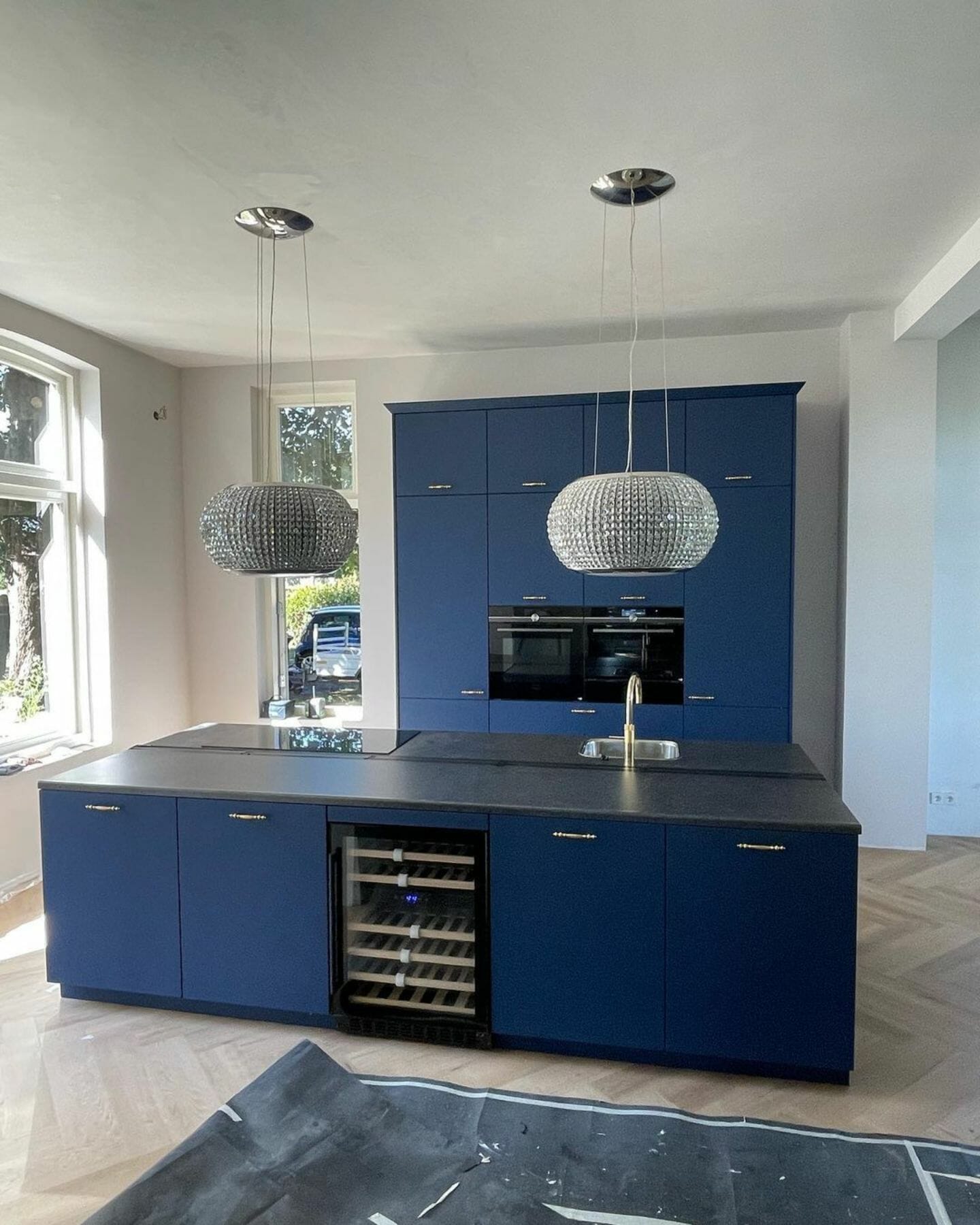 Zeitgenössisches Küchendesign mit blauem Thema