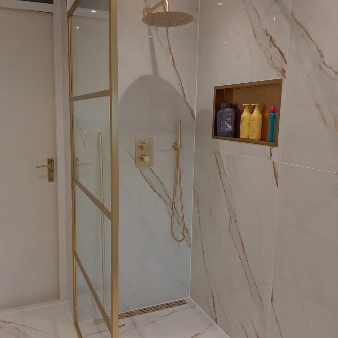 Kundenbeispiel für eine moderne Dusche mit Messing-Finish