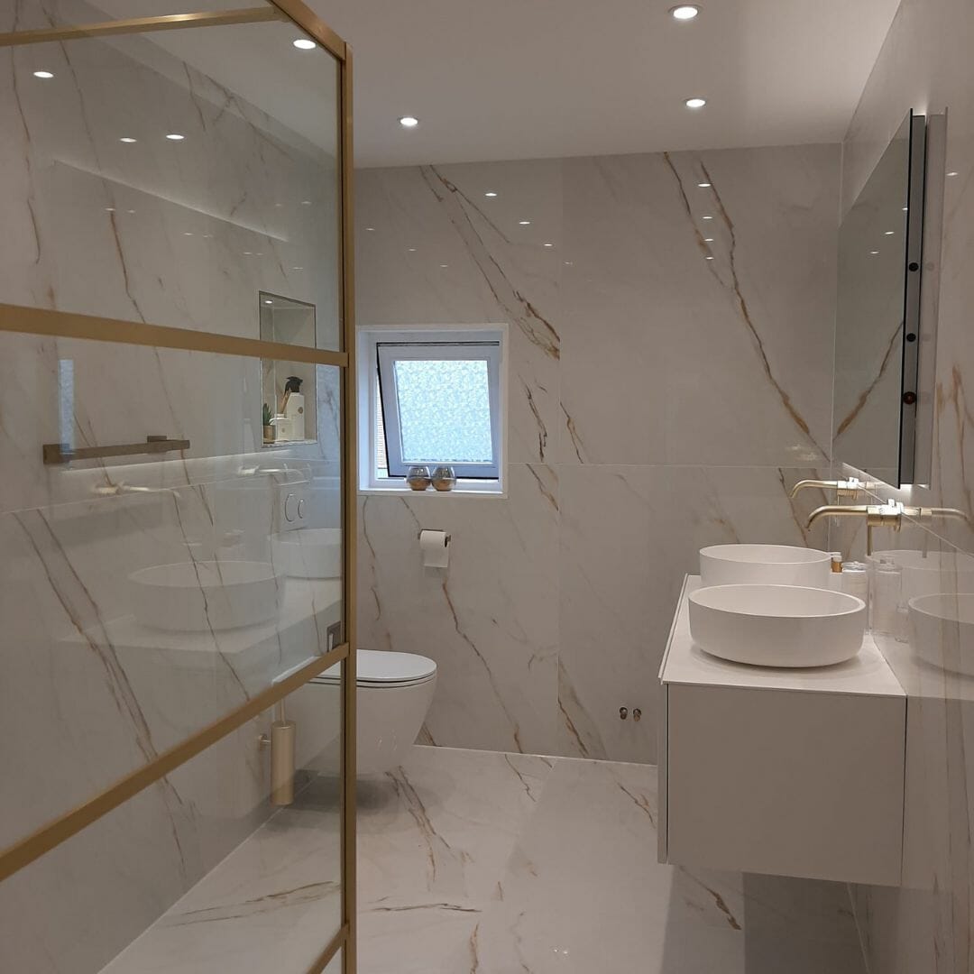 Kundenbeispiel für ein modernes Badezimmer in neutralen Tönen mit Messingoberflächen
