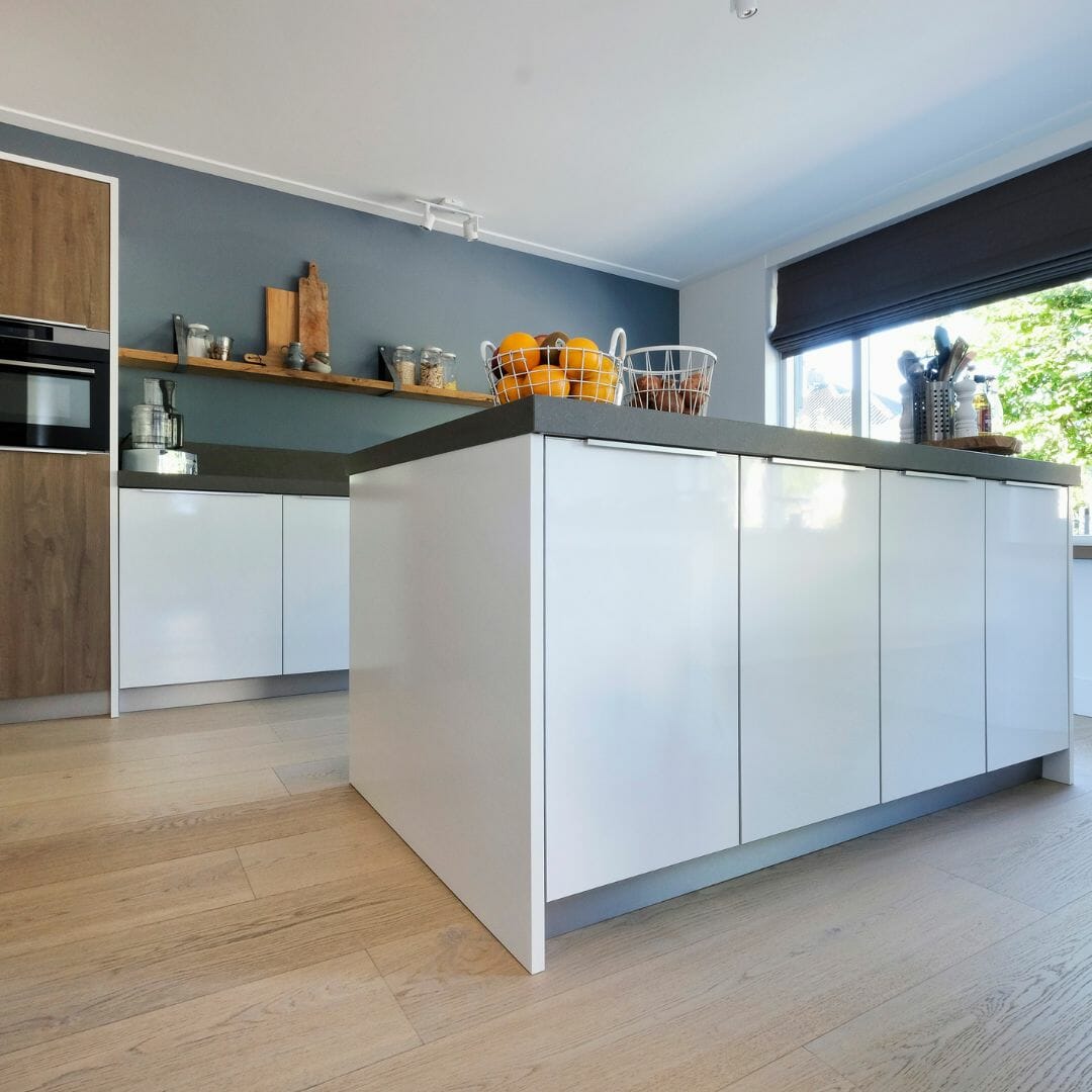 Kücheninsel, Moderne Küche, Minimalistischer Stil, Holzakzente, Geräumiges Design, Funktionale Aufteilung, Einbaugeräte, Gemütliche Atmosphäre, Stilvolle Beleuchtung, Modernes Zuhause