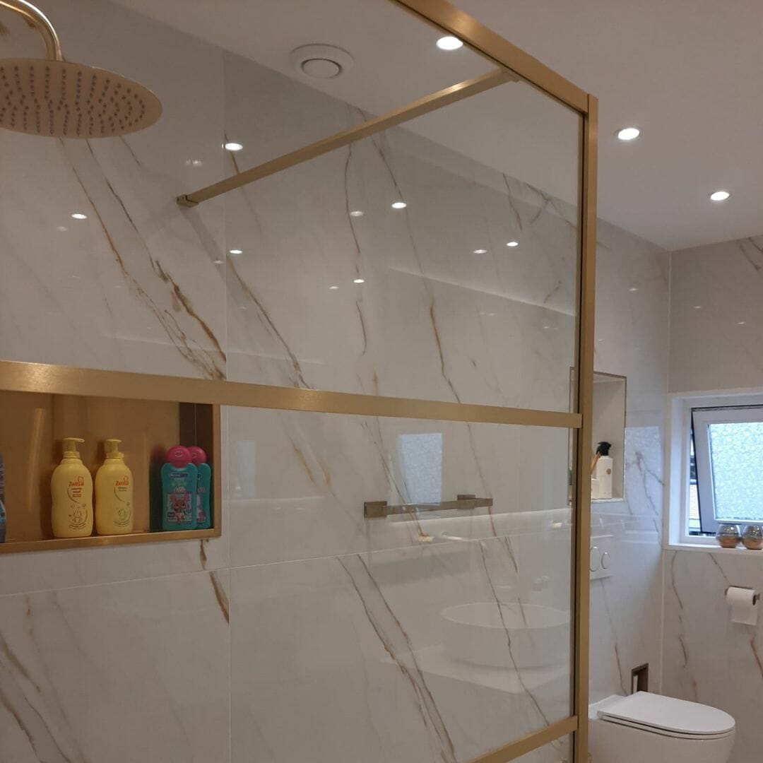 Kundenbeispiel für ein modernes Badezimmer in neutralen Tönen mit Messing-Finish