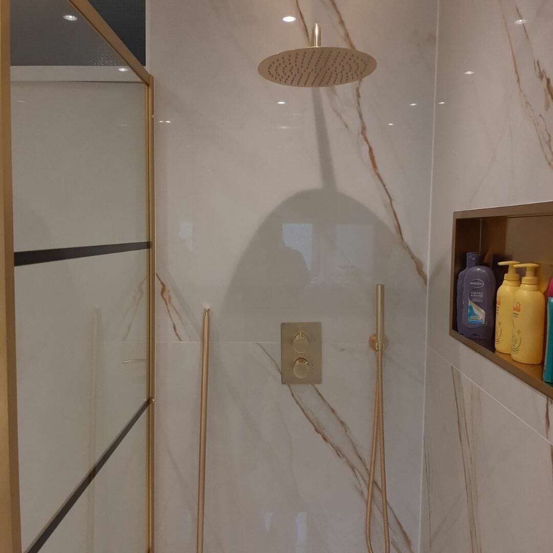 Kundenbeispiel für moderne Dusche mit Messing-Finish, Kücheninsel, moderne Küche, minimalistischer Stil, Holzakzente, geräumiges Design, funktionale Aufteilung, Einbaugeräte, gemütliche Atmosphäre, stilvolle Beleuchtung, zeitgenössisches Zuhause
