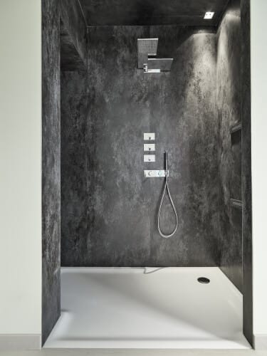 Duschinnenraum aus schwarzem Marmor mit intelligenter Dusche