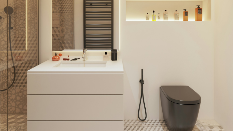 Ein modernes Badezimmer verfügt über einen eleganten weißen Waschtisch neben stilvollen Waschtischen, die durch eine schwarze Toilette und eine Wandarmatur ergänzt werden. Der Fliesenboden sorgt für Eleganz, während Regale für Ordnung sorgen. Auf der linken Seite ist eine gläserne Duschkabine zu sehen.