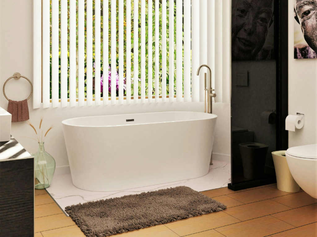 Ein modernes Badezimmer verfügt über eine freistehende weiße Badewanne, eine beige Badematte, Topfpflanzen, raumhohe Jalousien und eine wandmontierte Toilette mit quadratischem Sitz. All dies wird durch elegante Badmöbel ergänzt, die für einen zusammenhängenden Look sorgen.