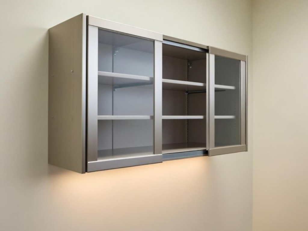 Ein Hängeschrank aus Metall mit Glasschiebetüren und Regalen im Inneren eignet sich perfekt für offene Küchen und fügt sich nahtlos in eine helle Wand ein.