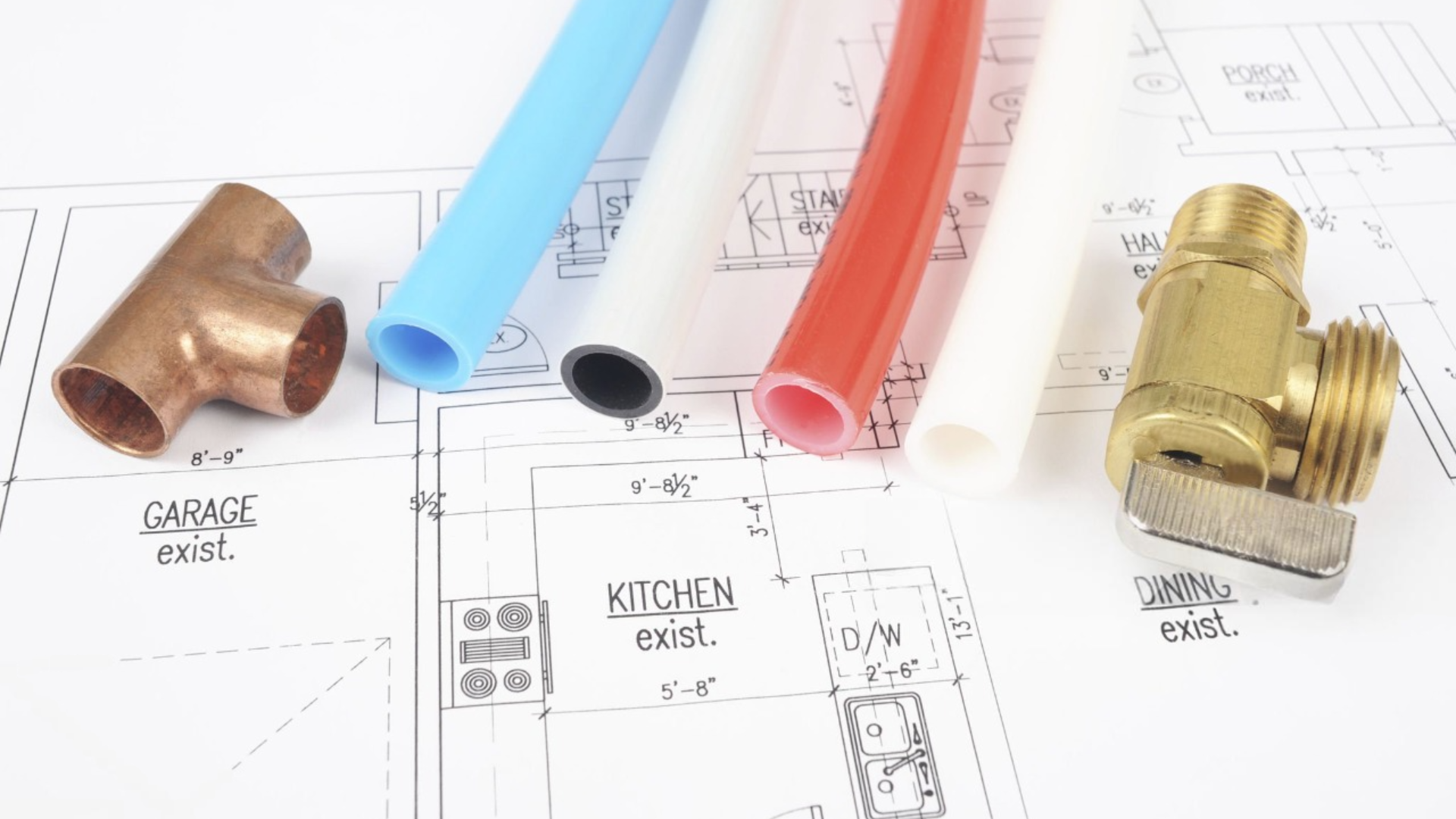 Rohrleitungen und eine Messingarmatur ruhen auf architektonischen Grundrissen und zeigen die komplizierten Details des Sanitärdesigns.