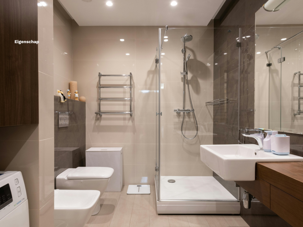 Modernes, kinderfreundliches Badezimmer mit Glasdusche, weißem Waschbecken, WC, Bidet, Handtuchwärmer und Waschmaschine. Neutrale Töne und Einbauleuchten sorgen für einen eleganten, modernen Look, der sich perfekt für Familien eignet.
