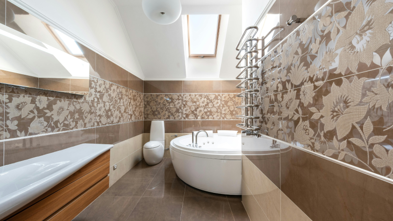 Modernes Badezimmer im eklektischen Stil mit gefliesten Wänden mit Blumenmotiven, einer Eckbadewanne, einer Hängetoilette, einem Handtuchheizkörper, einem Holzwaschbecken, einem großen Spiegel und einem Oberlicht.