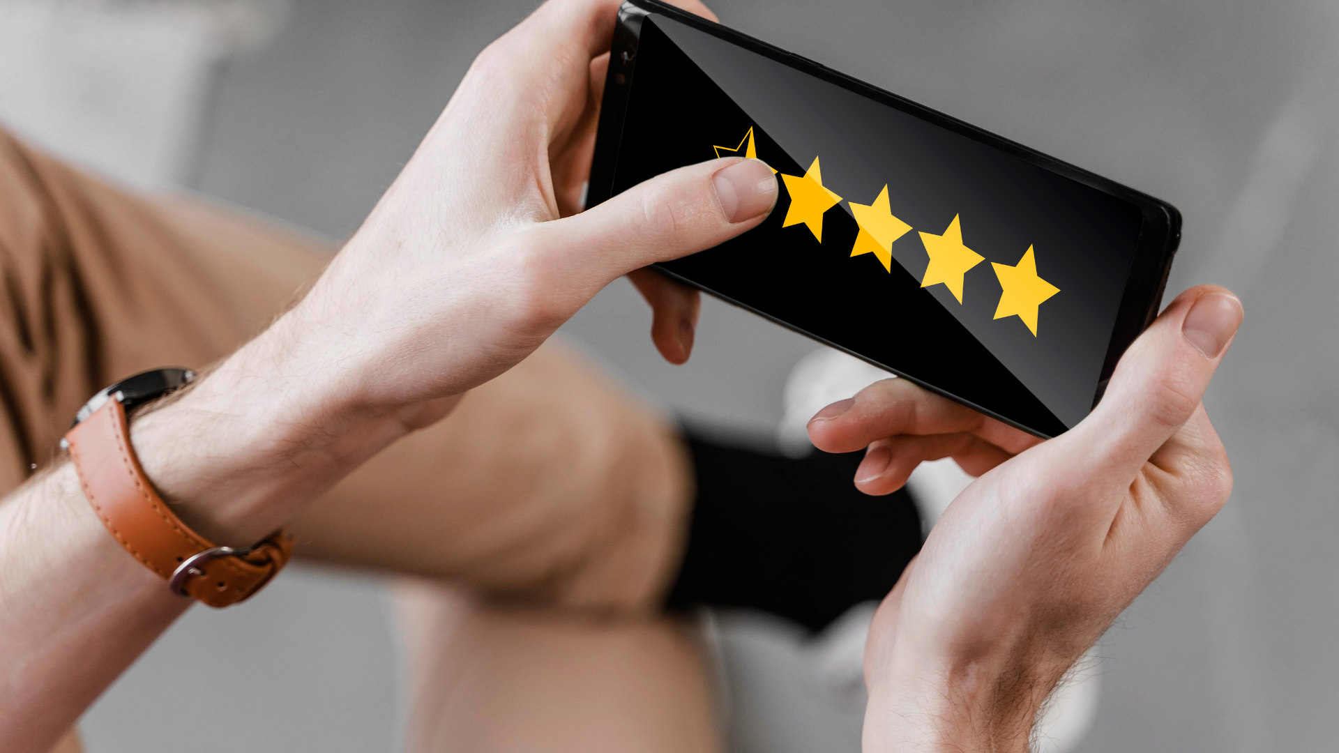 Eine Person, die ein Smartphone in der Hand hält, wählt den vierten Stern in einem Fünf-Sterne-Bewertungssystem auf dem Bildschirm aus, um Kundenfeedback zu geben.