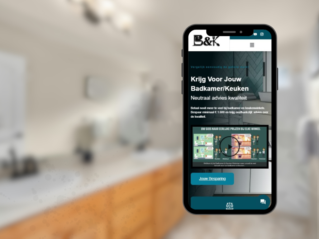 Ein Smartphone mit einer B&K-Website mit Bad- und Küchentipps, inklusive Kundenfeedback, wird vor einen verschwommenen Badezimmerhintergrund gehalten.