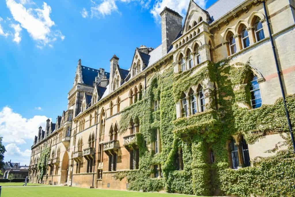 Best Fully Funded Scholarships for Pakistani Students in 2025: Application Guide, Top Tips and the Top 30 Best Fully Funded Scholarships for Pakistanis