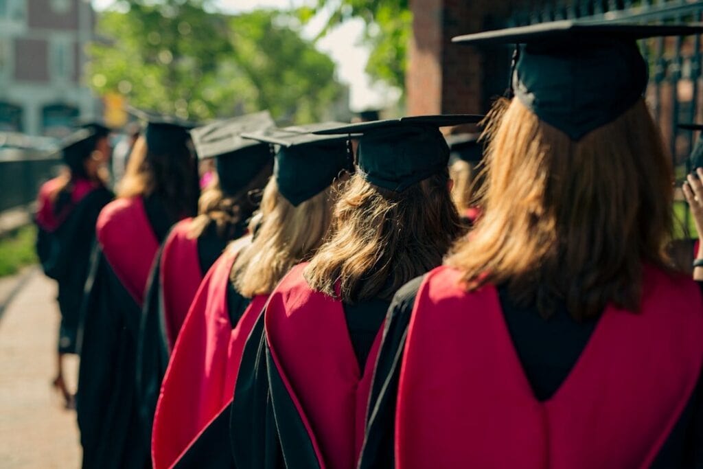 Ayuda financiera FAFSA: Asegure el financiamiento para su educación universitaria y de posgrado en 2025