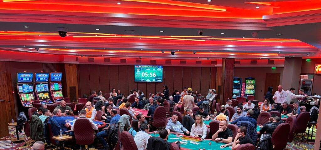 Play Bluffing Monkeys Live Poker Games