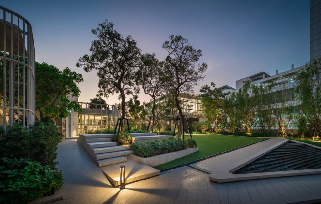 Garden with essential elements to enhance the outdoor space. Meticulous workmanship ensures the harmonious integration of a well-defined path winding through the garden. Carefully selected trees enhance the environment, providing both shade and structure to the landscape. The whole is designed to fit naturally with modern architectural lines, thus creating a visual continuity between the building and nature.