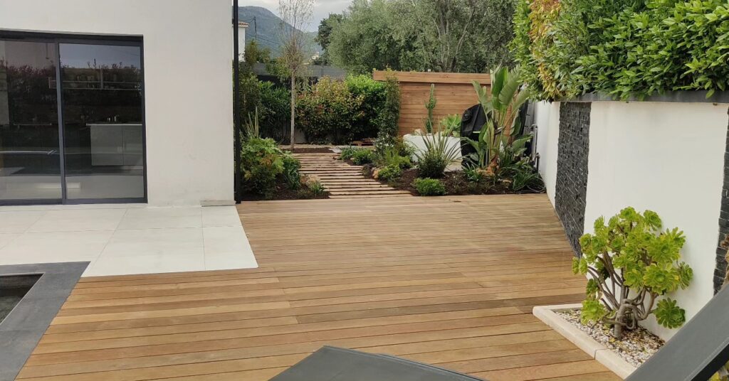 Discover a contemporary garden combining wood, white tiles and lush greenery.