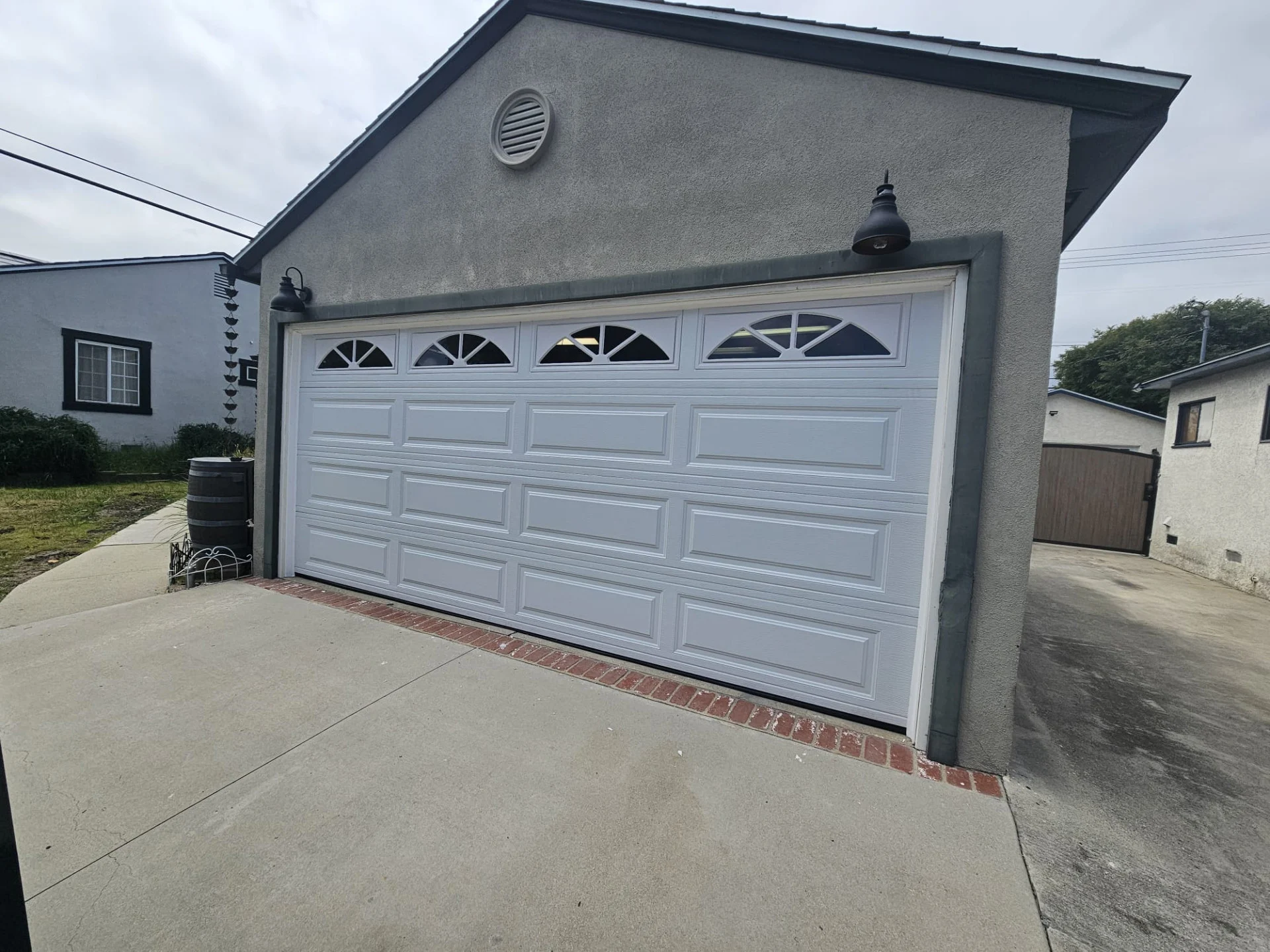 Panel de puerta de garaje blanco en Huntington Beach